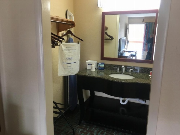 Travelodge by Wyndham Harriman image 8